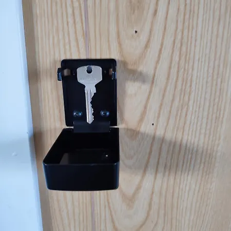 Naer E4 I Sentrum Av Eina